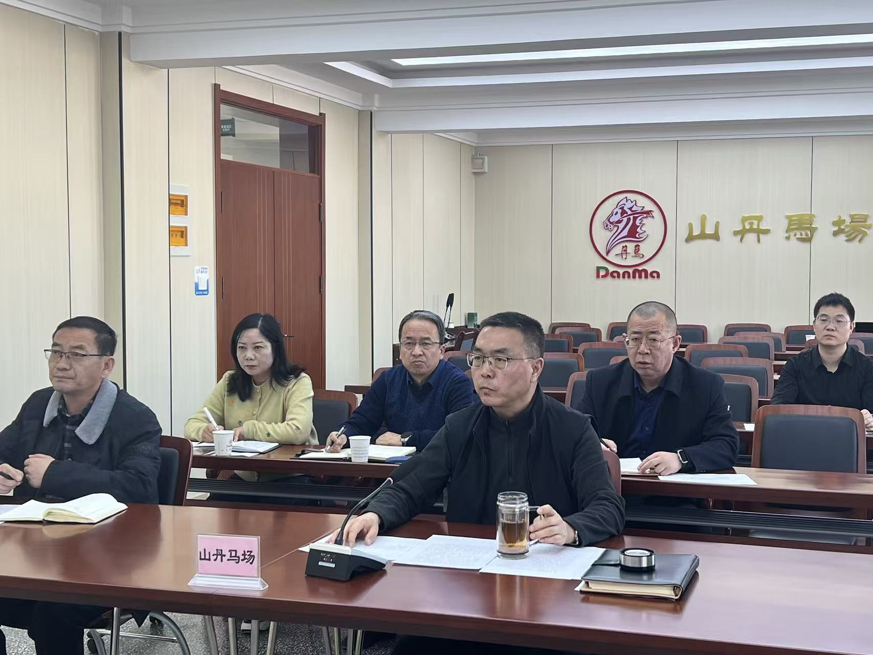 钱总谈话照片2.jpg 钱总谈话照片2.jpg